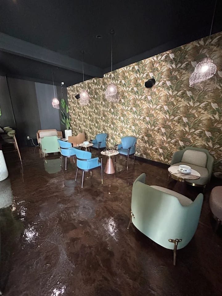 The ROOTZ lounge: tropical wallpaper, blue and mint armchairs
